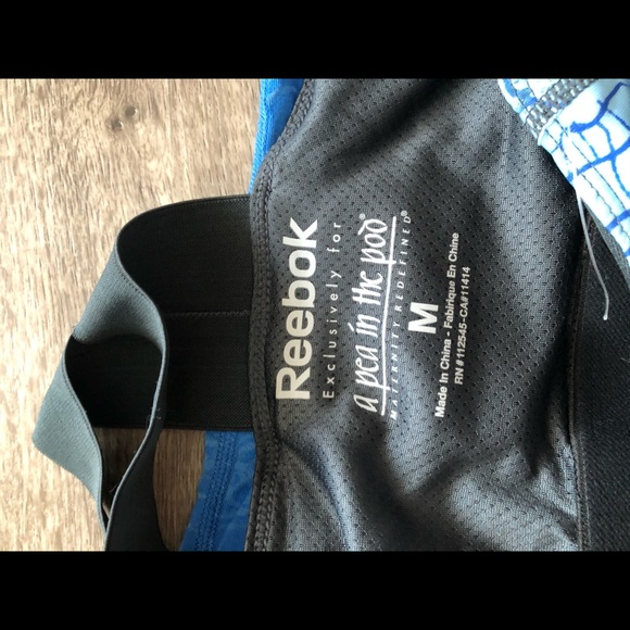 Reebok for a pea in the pod athletic top - Picture 3 of 3